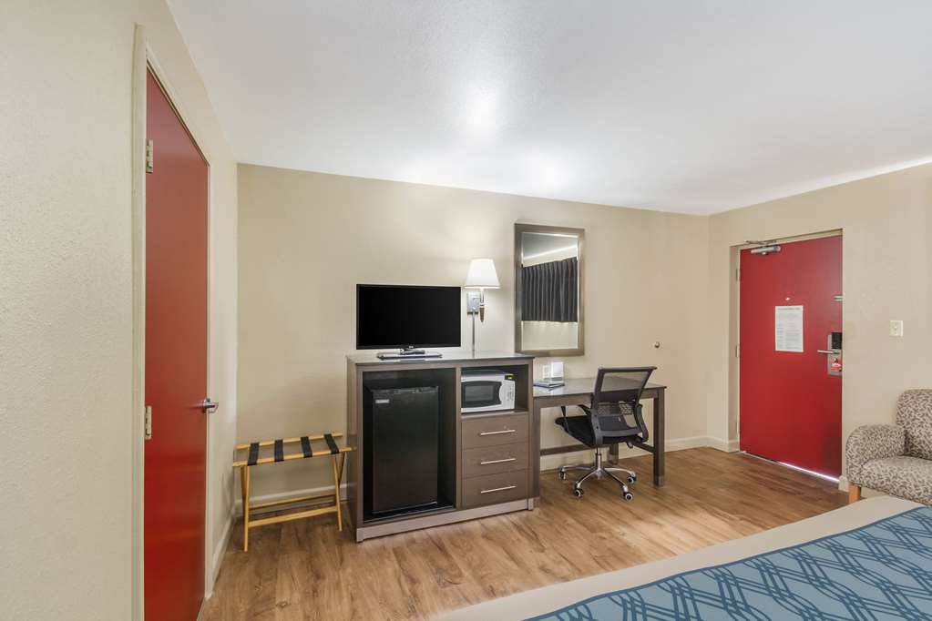 Econo Lodge Inn & Suites I 35 at Shawnee Mission - photo 21