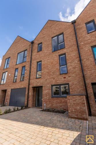 Outstanding 5 Bedroom Townhouse Canal Views By Valore Property Services — 4-Star Luxury Hotel in Milton Keynes, United Kingdom