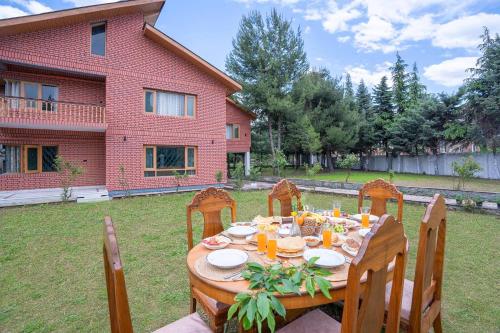 StayVista at Pinewood Villa Forest Retreat Srinagar — 4-Star Luxury Hotel in Srinagar, India