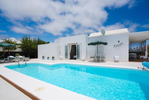 Villa Pippa — 4-Star Luxury Hotel in Puerto Del Carmen, Spain