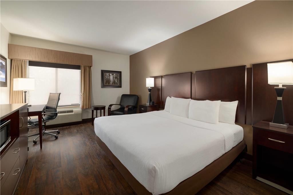 La Quinta Inn & Suites by Wyndham Memphis Wolfchase - photo 27