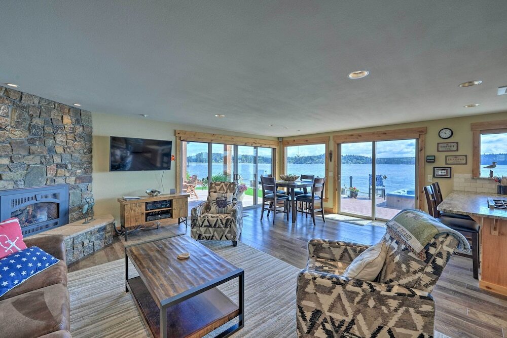 Similk Bay Retreat with Deck Fire Pit and Hot Tub