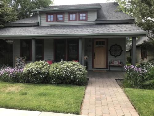 Steps to Downtown & Amazing Views Hot Tub Pool AC in Sisters, United States