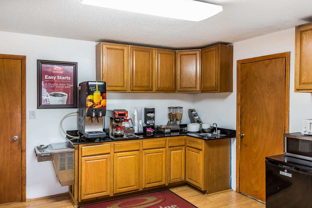 Econo Lodge Inn & Suites Albany North - photo 32