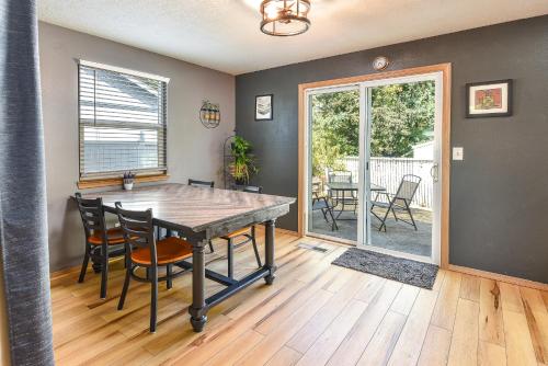 Teak a North Albany family home — 4-Star Luxury Hotel in Albany, United States