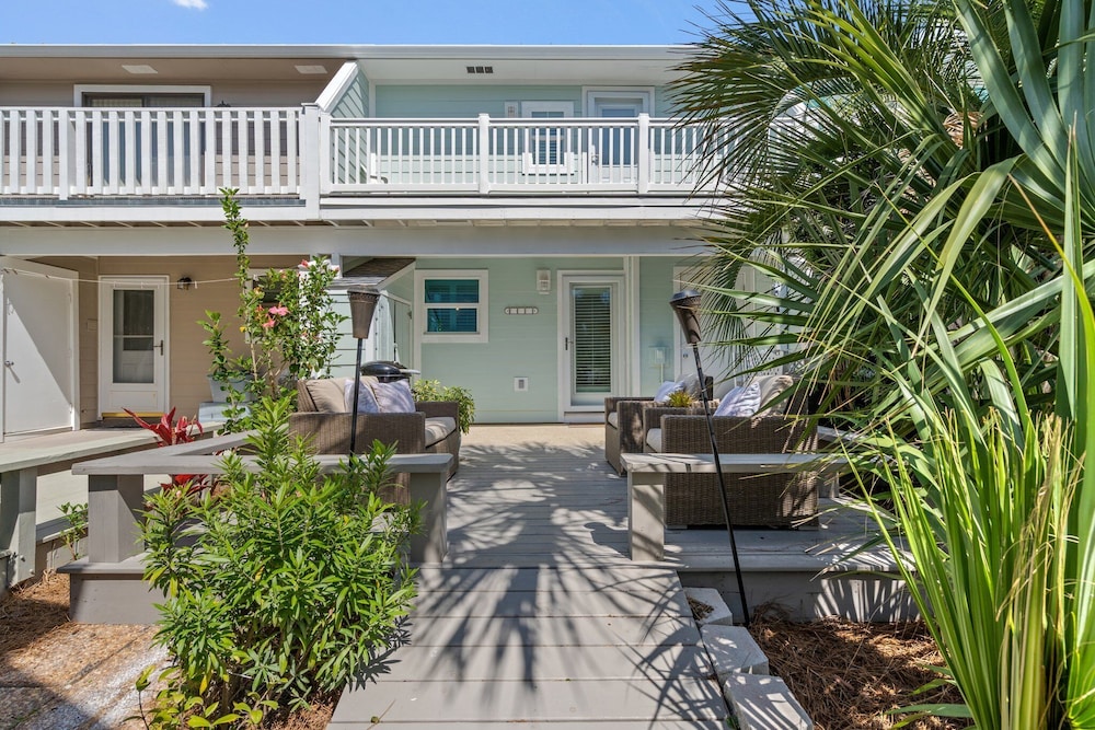 Newly Renovated 140 Feet To White Sandy Beaches Pool Grill - photo 43