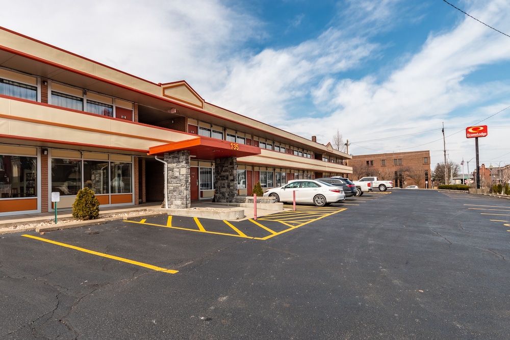 Econo Lodge - photo 28