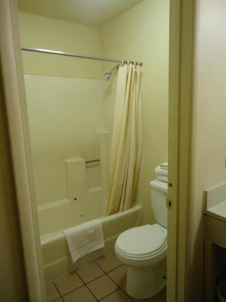 Economy Inn Victorville - photo 12