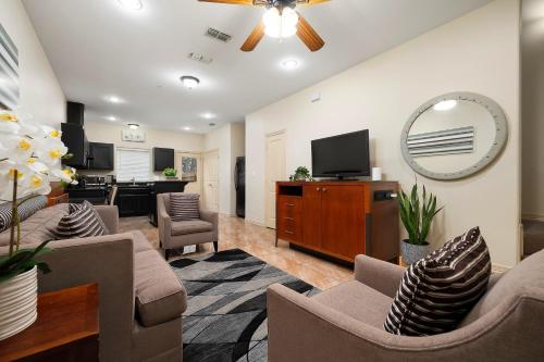 Hummingbird Haven 2 Cozy Comfort Haven Parking at No Extra Cost — 4-Star Luxury Hotel in Pharr, United States