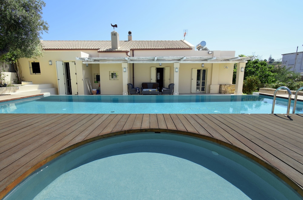 Geraniotis Villa — 4-Star Luxury Hotel in Gerani, Greece