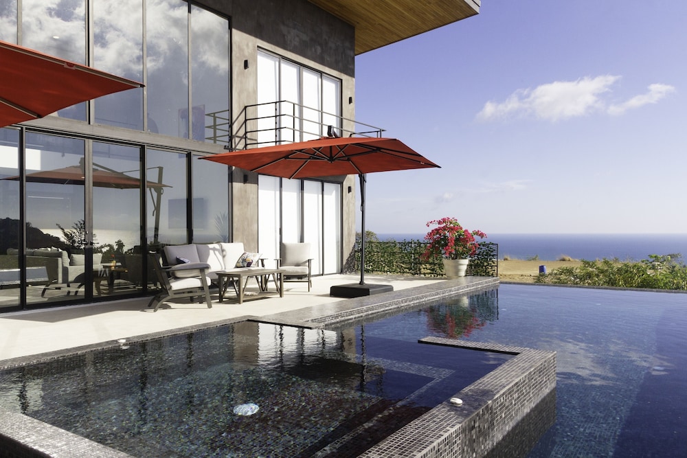 Prime Hermosa Ocean View Villa with Infinity Pool — 4-Star Luxury Hotel in Jaco, Costa Rica