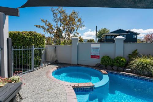 Sun and Swim Lake Taupo Holiday Home — 4-Star Luxury Hotel in Taupo, New Zealand