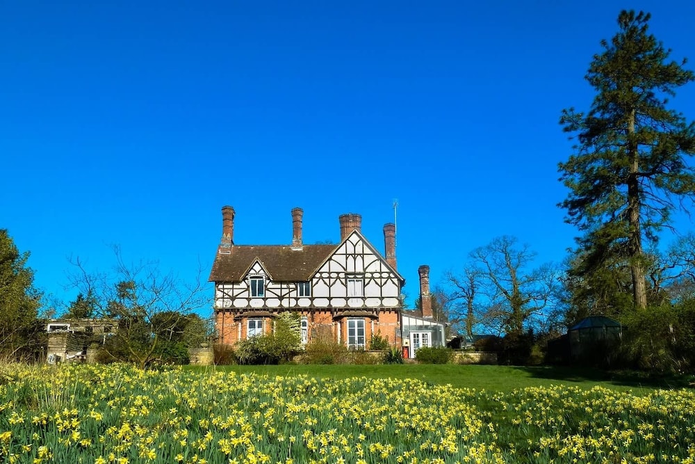 Pinetum Lodge — 4-Star Luxury Hotel in Gloucester, United Kingdom
