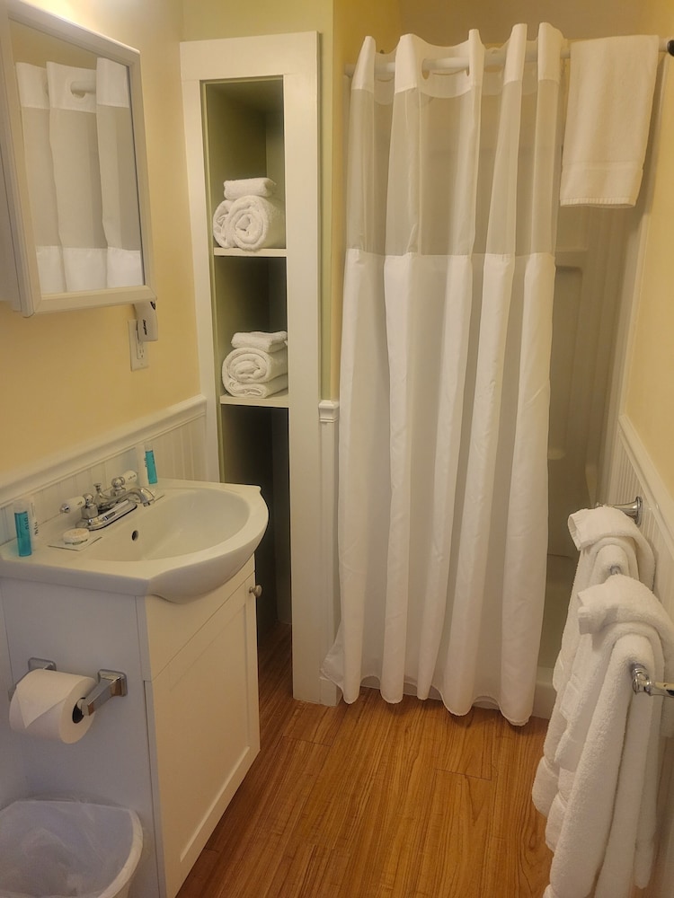 2 River Road Inn & Cottages - photo 49