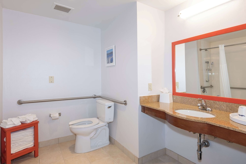 Hampton Inn & Suites Pittsburg CA - photo 60