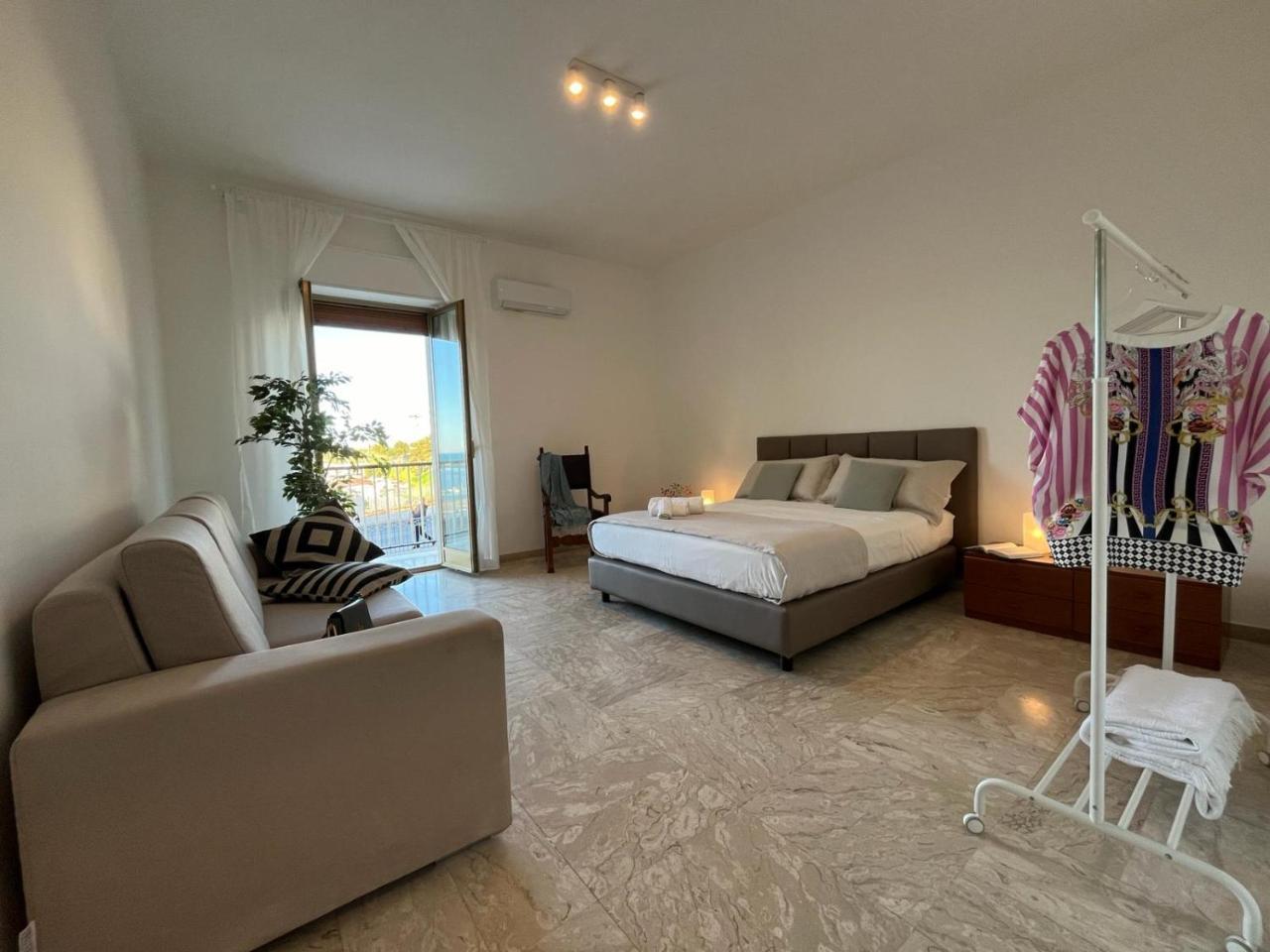 Casa Roberta with Balcony And Sea View — 4-Star Luxury Hotel in Vieste, Italy