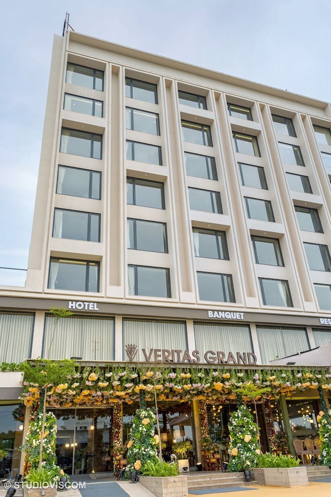 Hotel Veritas Grand in Sanand, India
