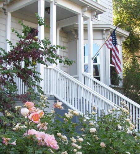 Yosemite Rose Bed and Breakfast — 4-Star Luxury Hotel in Groveland, United States