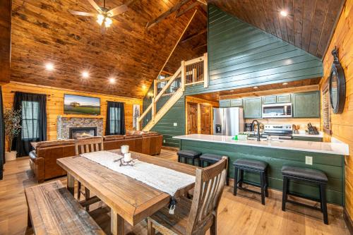 Cozy Mountaintop Cabin with Firepit Hottub & Views — 4-Star Luxury Hotel in Sevierville, United States