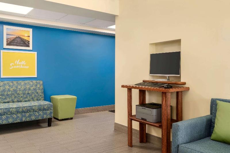 Spark by Hilton Portland Airport Maine Mall - photo 27