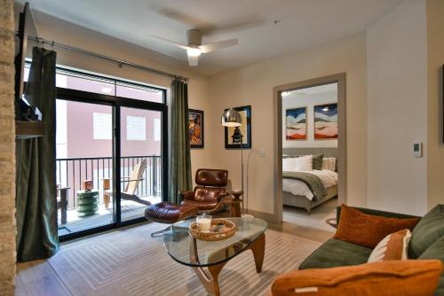 Skywalk Flats Amphitheater Retreat: Downtown Hot Tubs in Silverthorne, United States