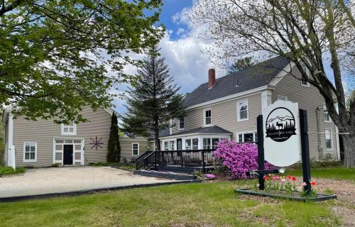 The Jolly Drayman Pub At The Briar Lea Inn - carbon neutral hotel in Bethel