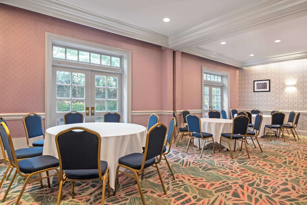 Hampton Inn & Suites Stamford - photo 41