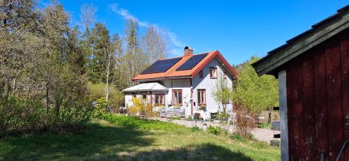 Charmigt äldre hus laddbox 16kw 5 bil minuter till bad — 4-Star Luxury Hotel in Stroemstad, Sweden
