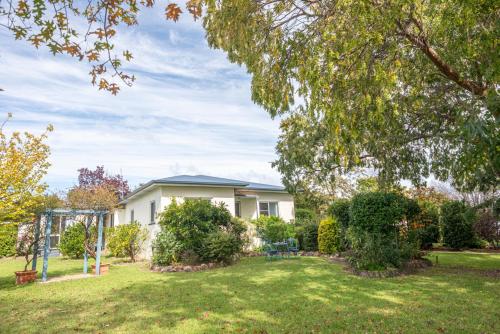 Marnita Farmhouse at Golden Grove Estate Winery — 4-Star Luxury Hotel in Stanthorpe, Australia