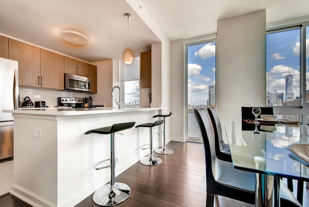 Global Luxury Suites at Newport - photo 16