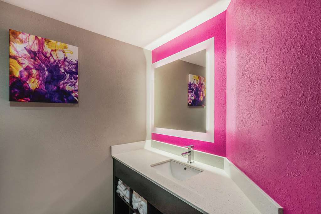 La Quinta Inn & Suites by Wyndham Chattanooga Hamilton Place - photo 12