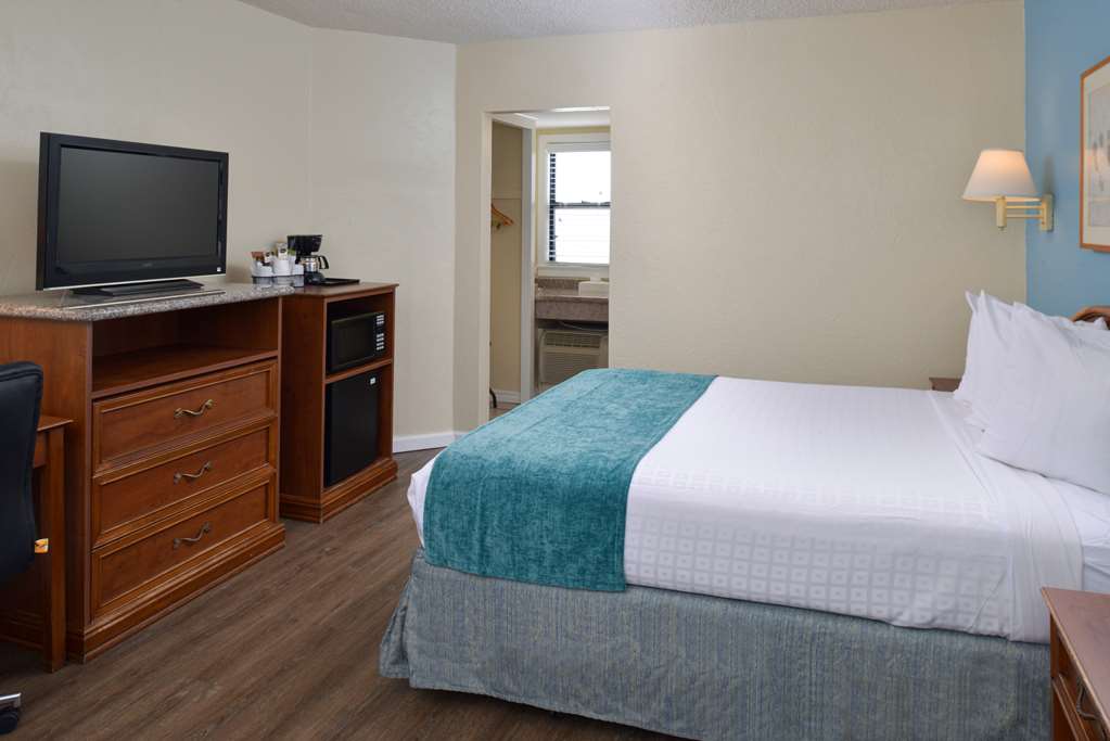 Edgewater Inn And Suites - photo 15