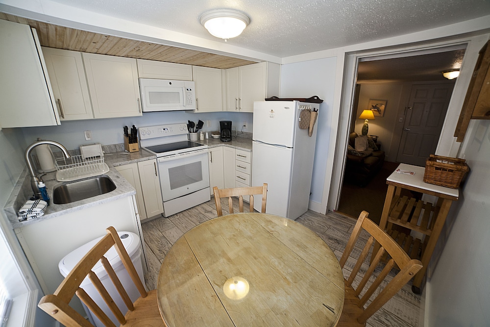 Georgianne Inn & Suites - photo 23