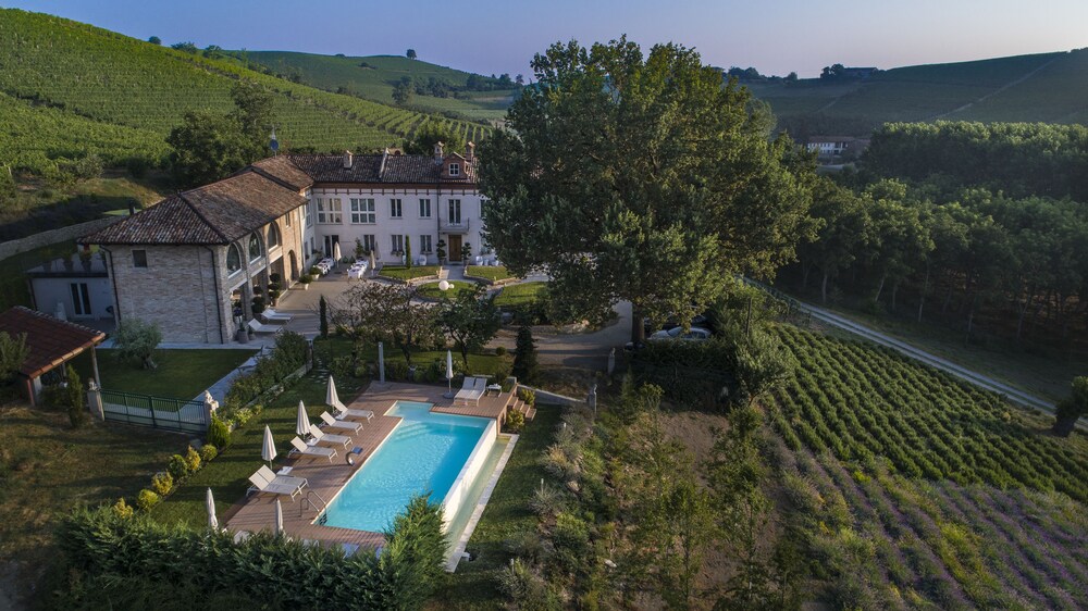 Langhe Country House — 4-Star Luxury Hotel in Bricco Di Neive, Italy