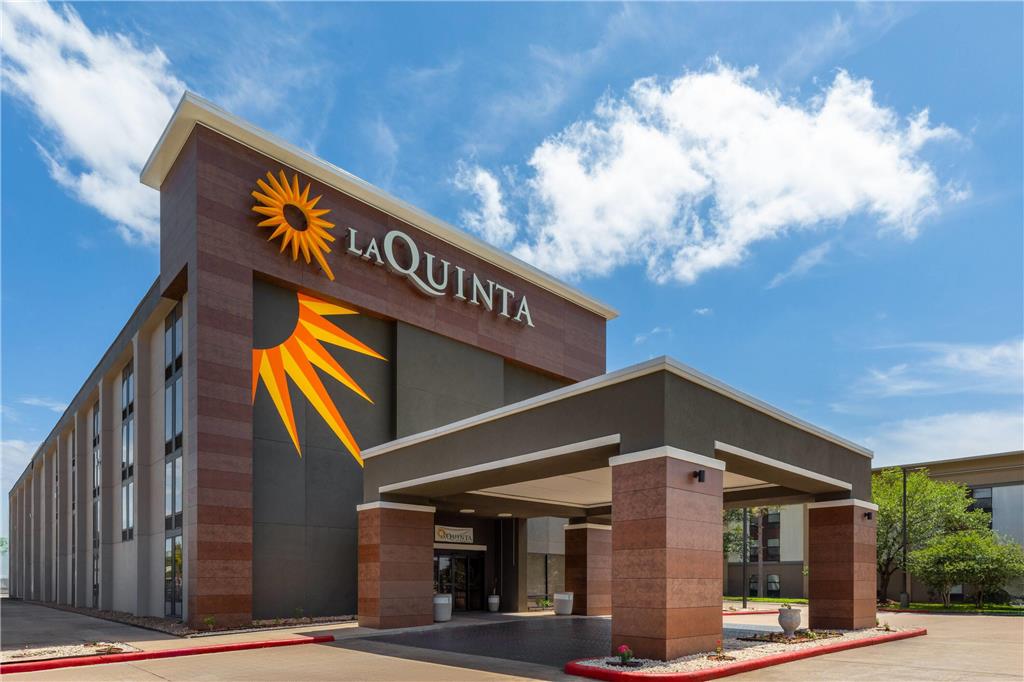 La Quinta Inn & Suites by Wyndham Houston Stafford Sugarland - photo 2