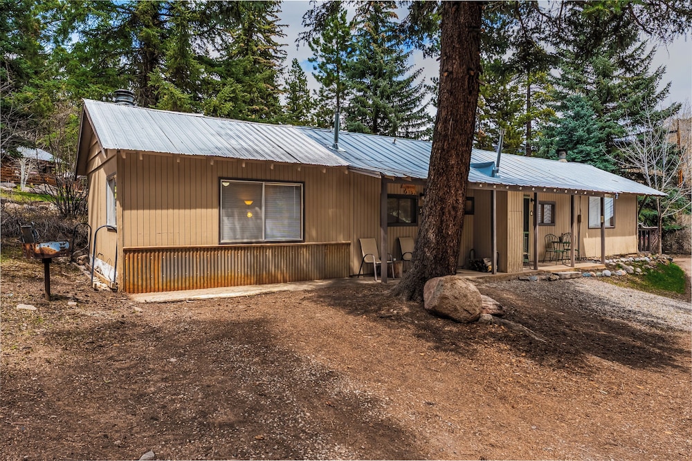 Bear Paw Lodge & Vacation Homes - photo 3