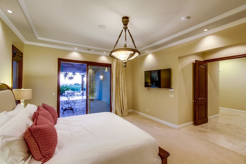 Tropical 5BR La Jolla Retreat by NamaStay - photo 47