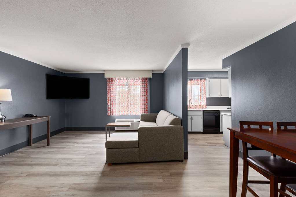 La Quinta Inn & Suites by Wyndham Goodlettsville Nashville - photo 28