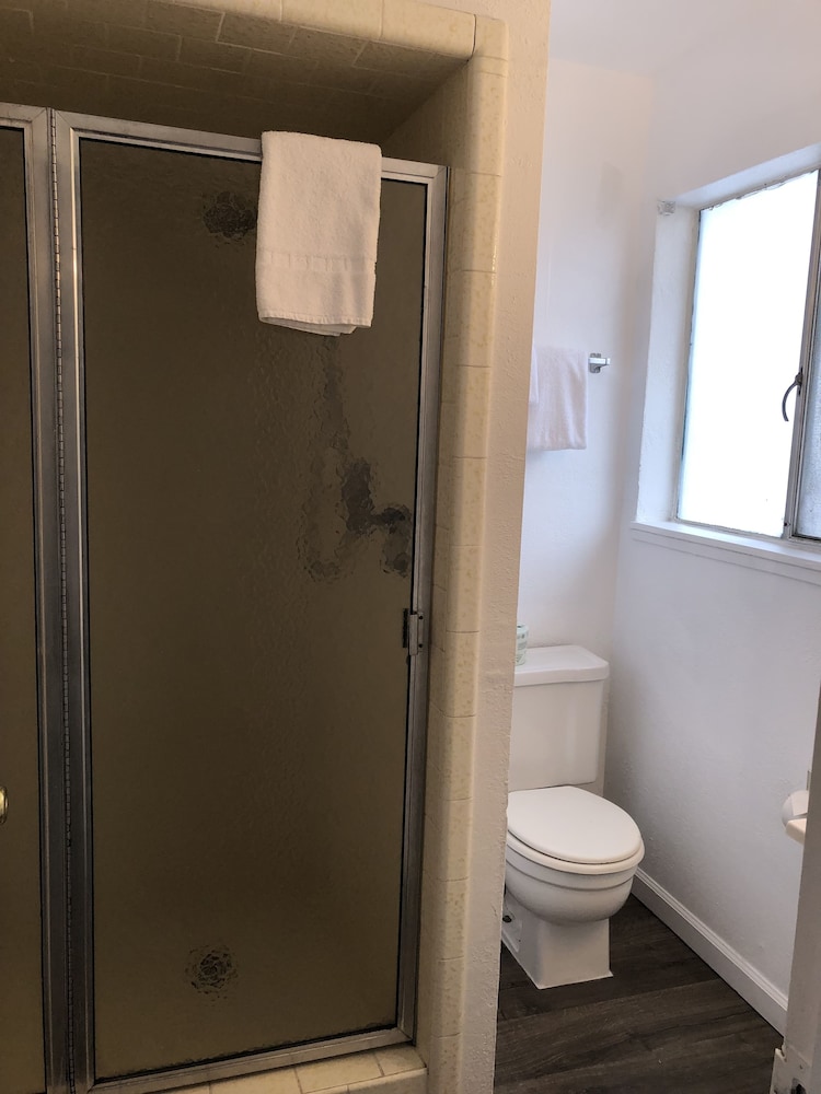 Cedar Inn & Suites - photo 48