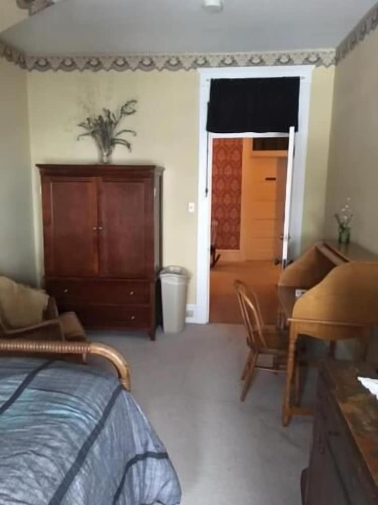 Victorian Charm Inn - photo 25