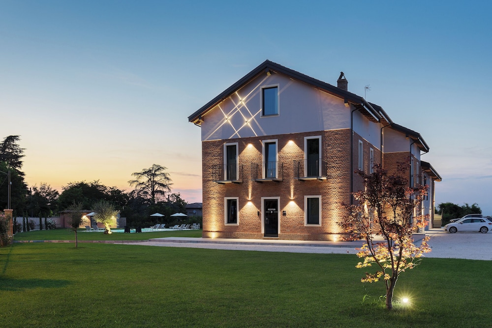 Casale Auriga Oltrepò Pavese — 4-Star Luxury Hotel in Codevilla, Italy