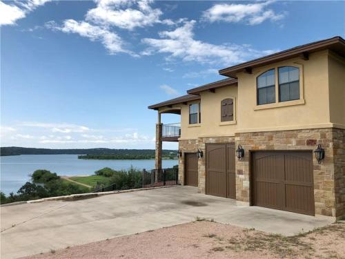 Hickory Lake Travis Lake House with Phenomenal Views on 3 acres Large Driveway Minutes from Hidden Falls Rec Park — 4-Star Luxury Hotel in Marble Falls, United States