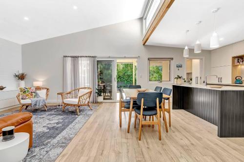 'Chimney Cottage' Family Gem where Beach meets Port — 4-Star Luxury Hotel in Birkenhead, Australia