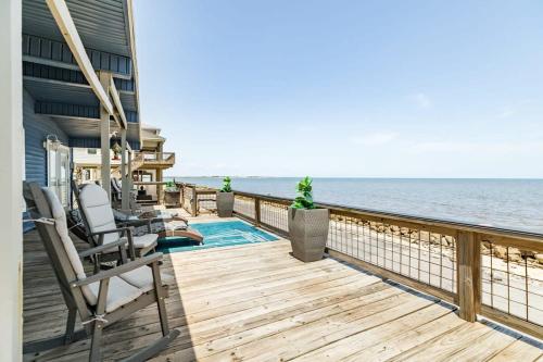 Bluewave Paradise Huge Deck Overlooking the Sea in Freeport, United States