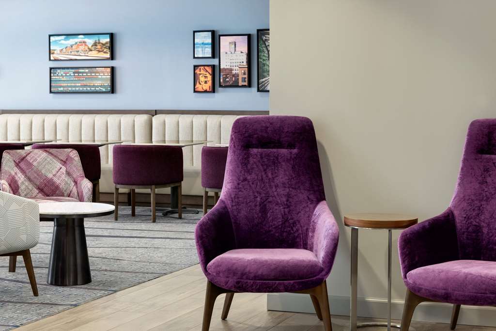 La Quinta Inn & Suites by Wyndham Springfield Airport Plaza - photo 7