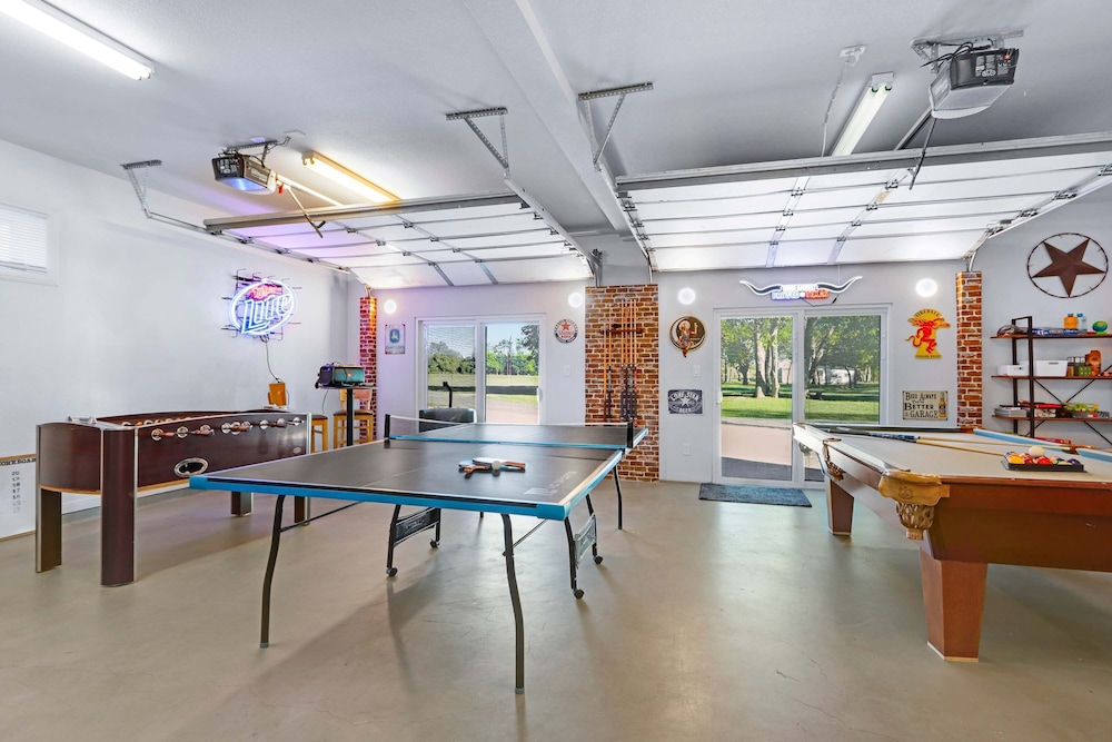 Spacious Retreat & Game Room Sleeps 12 — 4-Star Luxury Hotel in New Braunfels, United States