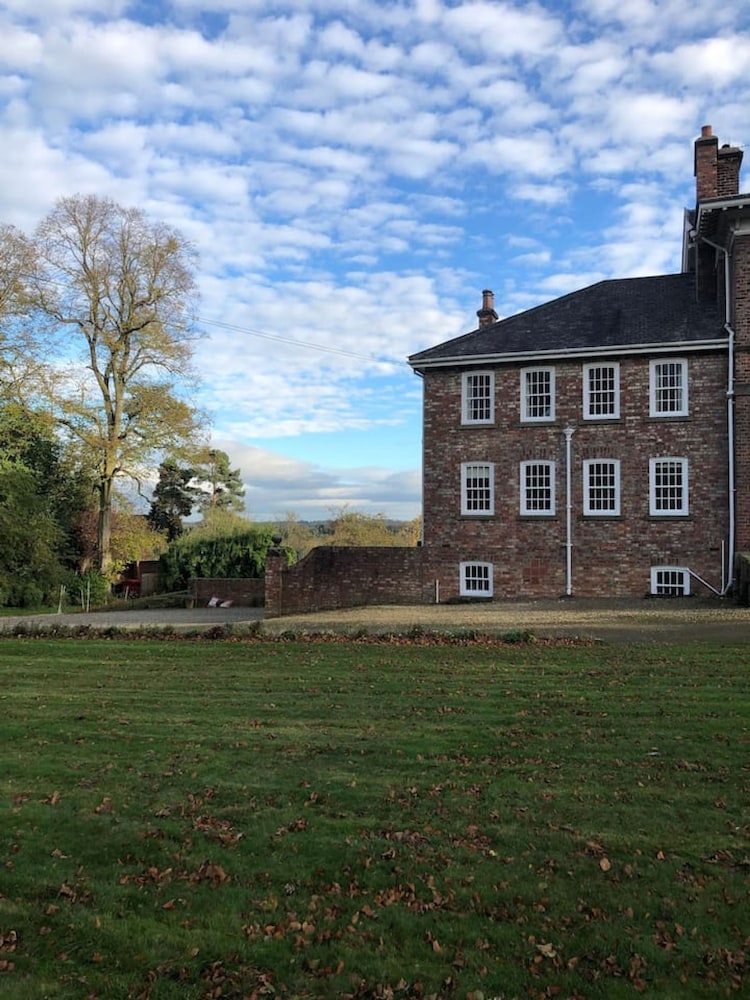 Stunning Hall Cottage Near York and Leeds