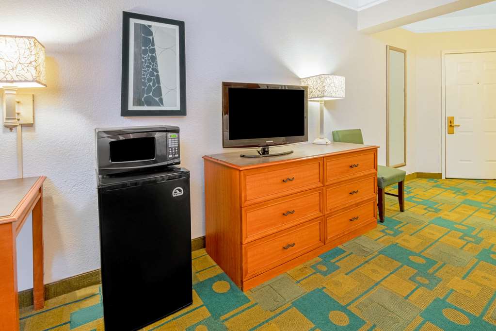 La Quinta Inn & Suites by Wyndham Sherman - photo 21