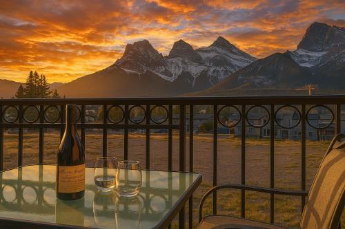 Luxury 3B Mountain Views Pool & Hot Tub Sleeps 10 in Canmore, Canada