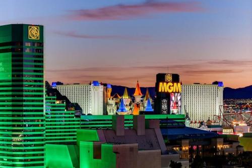 MGM Signature 16 702 1Br 2Ba Balcony Suite — 4-Star Luxury Hotel in Las Vegas, United States